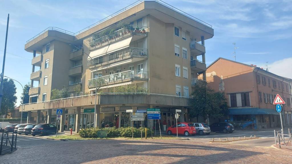Appartamento in vendita a Rovellasca via Edmondo De Amicis