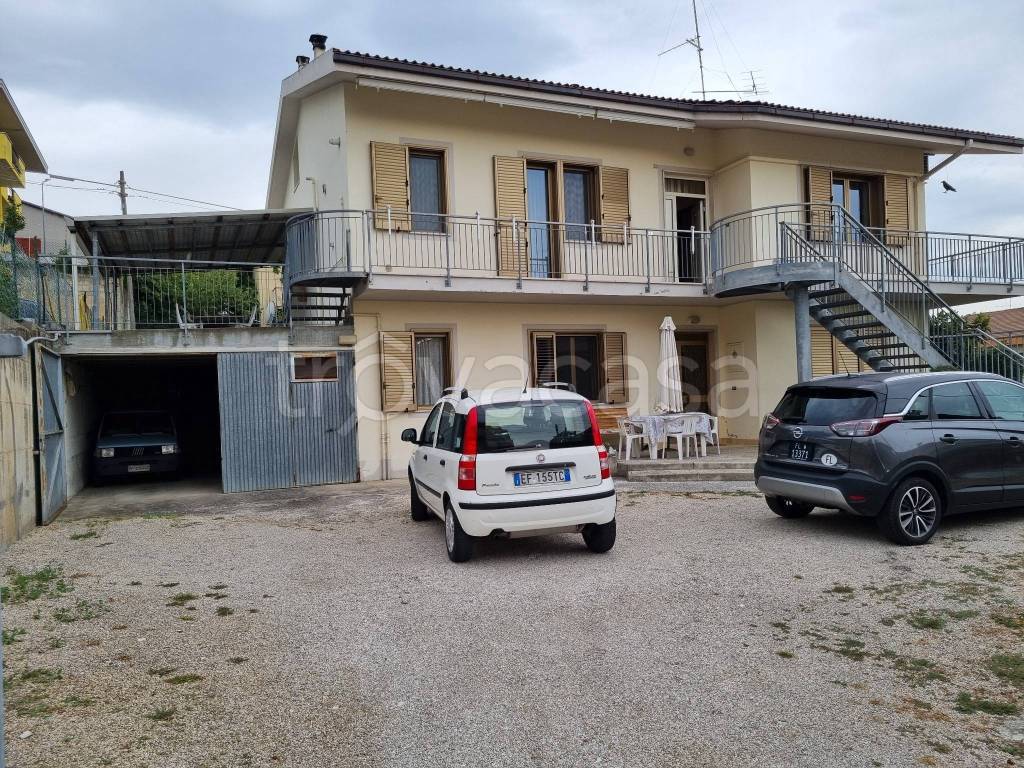 Villa Bifamiliare in vendita a Cappelle sul Tavo via Carducci di Terra Rossa, 164