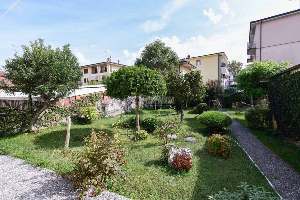 Villa in vendita a Desenzano del Garda via Curtatone