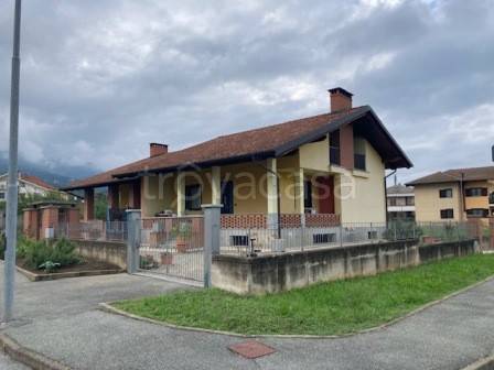 Villa Bifamiliare in vendita a Bagnolo Piemonte via Campo Sportivo