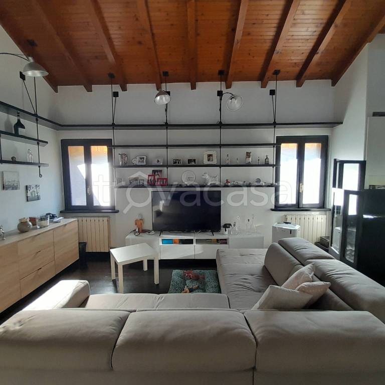 Appartamento in vendita a Erba via Alessandro Volta