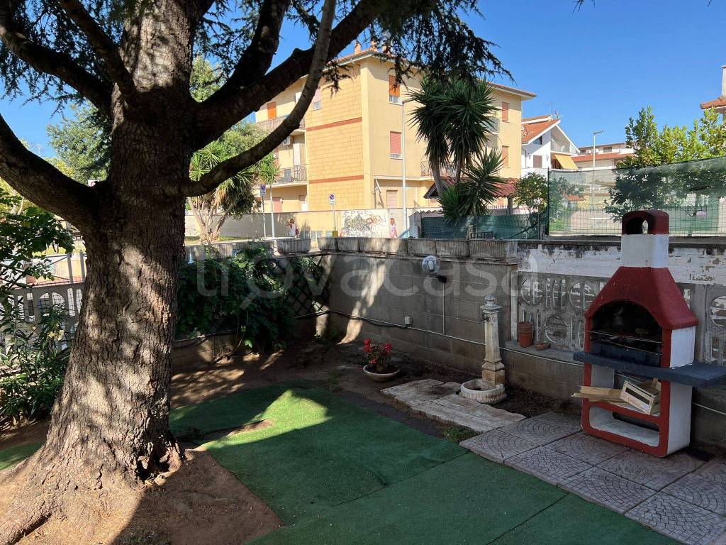 Villa Bifamiliare in vendita a Pomezia via degli Argonauti, 25A