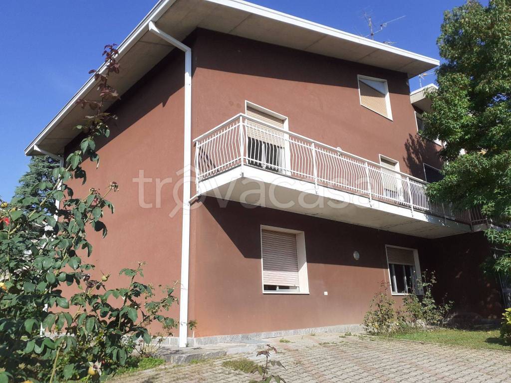 Villa Bifamiliare in in vendita da privato a Lomazzo via Monviso, 36