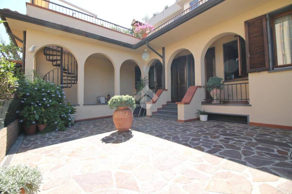 Villa in vendita a Prato via I Maggio, 1