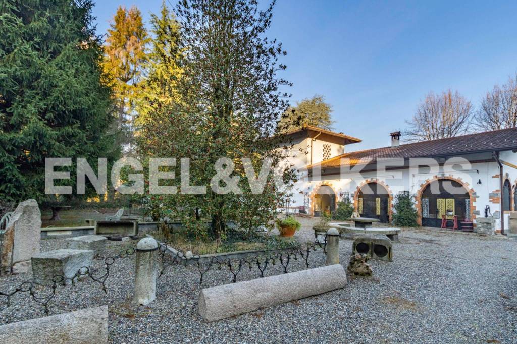 Villa in vendita a Somma Lombardo via Caduti di Cefalonia
