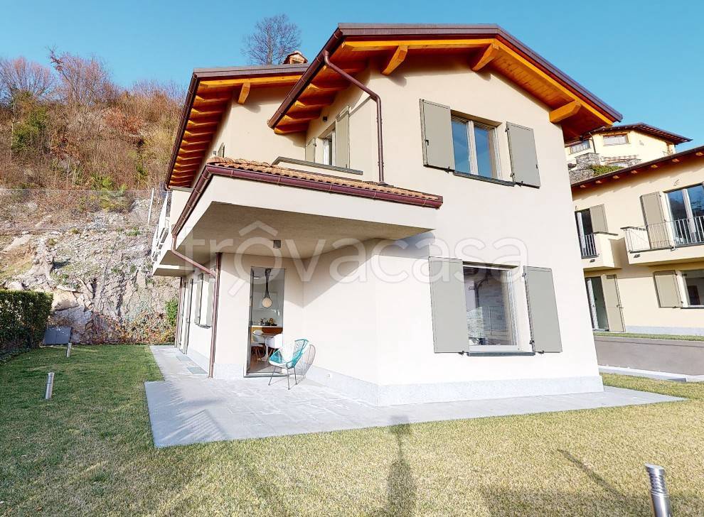Villa in vendita a Carlazzo via Bosco Impero, 1
