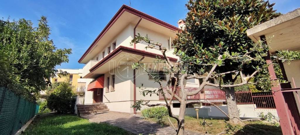Villa Bifamiliare in vendita a Rubano viale Po 37