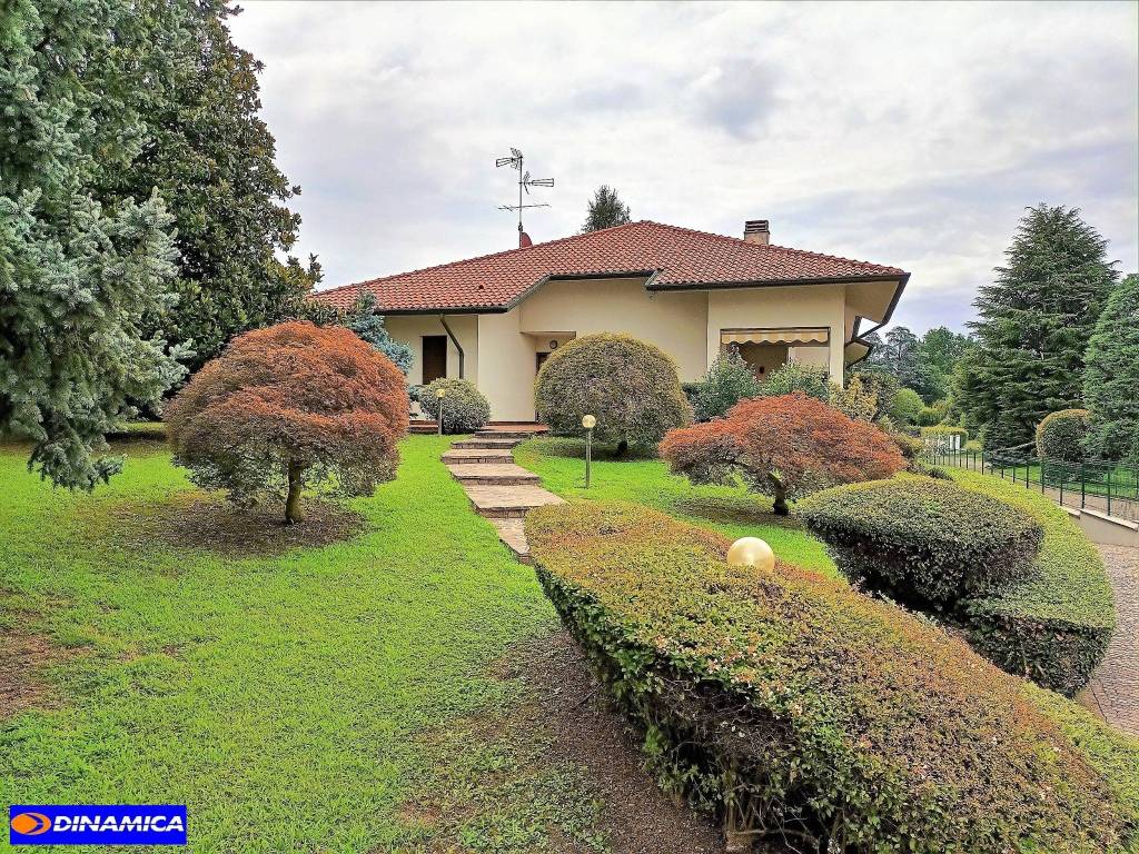 Villa Bifamiliare in vendita a Lesmo via 25 Aprile