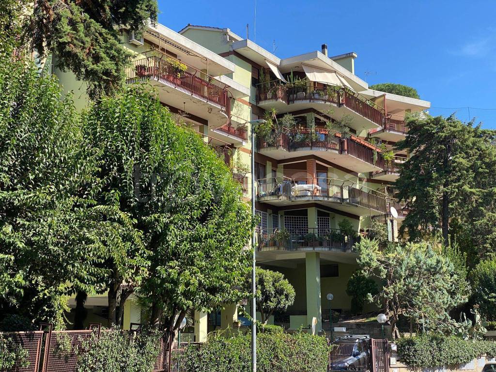 Appartamento in vendita a Roma via dei Due Ponti, 182