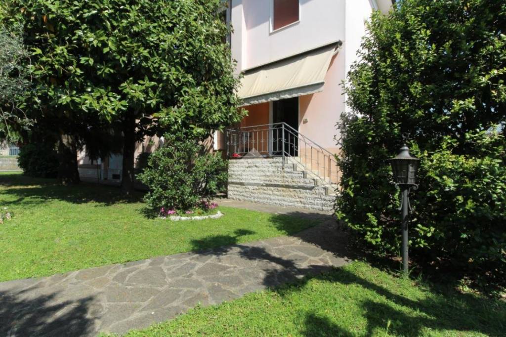 Villa Bifamiliare in vendita a Calcinato via Stazione, 49
