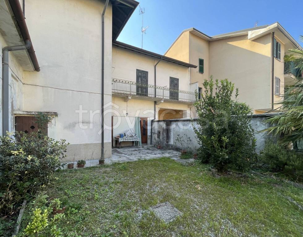 Casale in vendita a Gorla Minore via Roma, 45