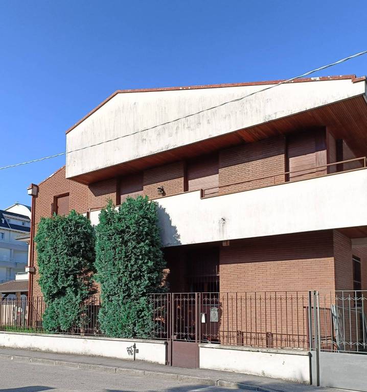 Villa Bifamiliare in vendita a Busto Arsizio via Rovereto, 10