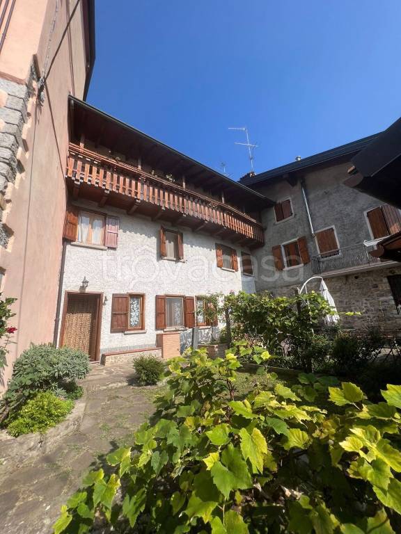 Casa Indipendente in vendita a Zogno via Pratogrande, 9