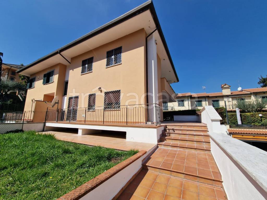 Villa Bifamiliare in vendita a Grottaferrata via del Casalaccio, 14