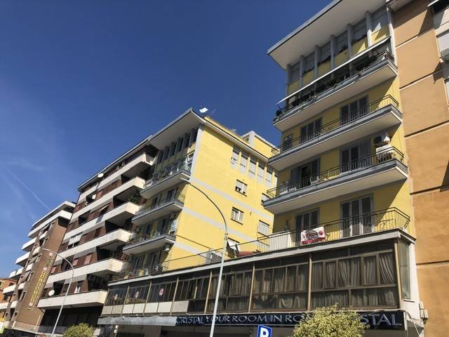 Appartamento in vendita a Roma via Tuscolana, 695