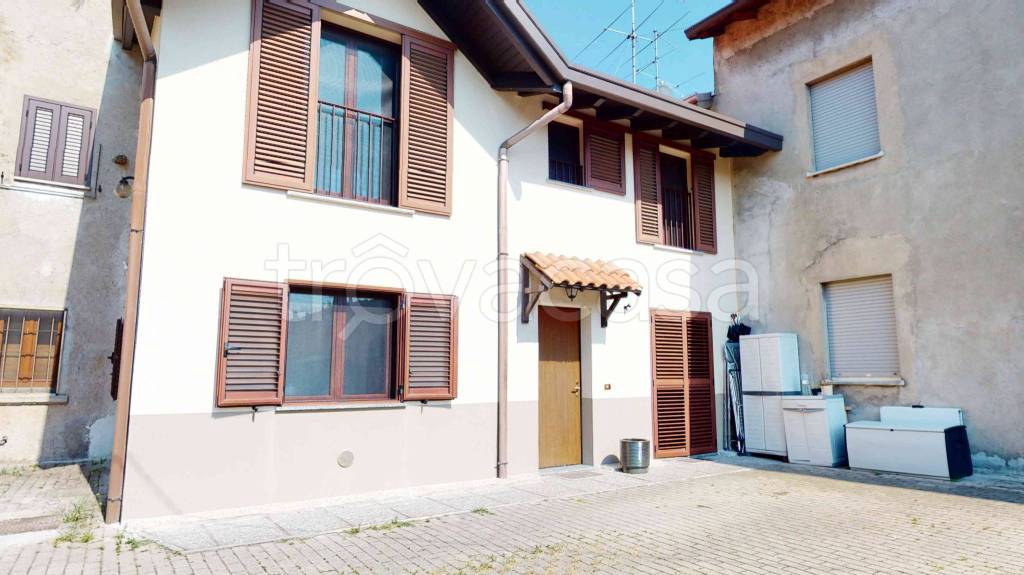Appartamento in vendita a Cairate via Benedetto Cairoli