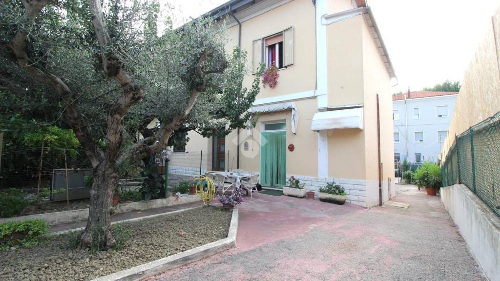 Casa Indipendente in vendita a Rimini via marche, 19