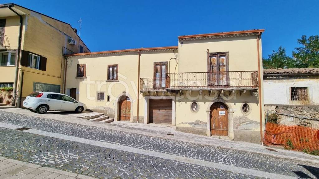 Casa Indipendente in vendita a Castel Baronia via Laura Mancini, 27