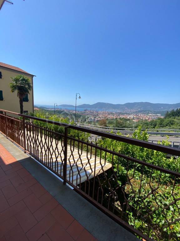 Appartamento in vendita a Vezzano Ligure via Nuova