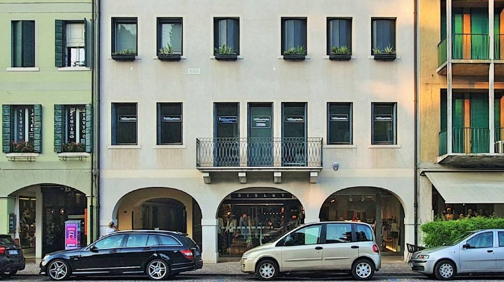 Negozio in affitto a Castelfranco Veneto piazza Giorgione