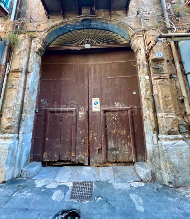 Magazzino in affitto a Palermo via Sant'Agostino, 31