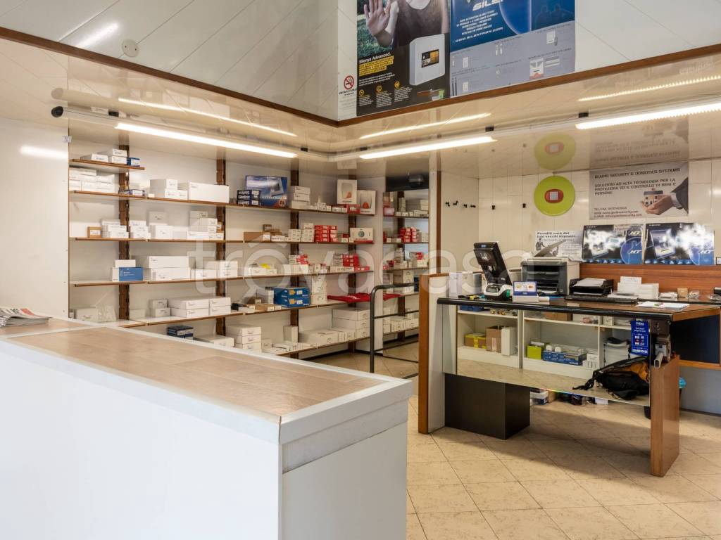 Negozio in vendita a Torino strada San Mauro, 74d