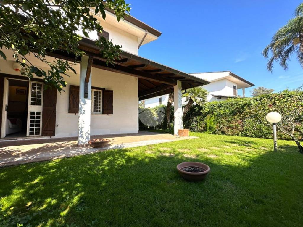 Villa Bifamiliare in vendita a Sabaudia via delle Farnie, 6