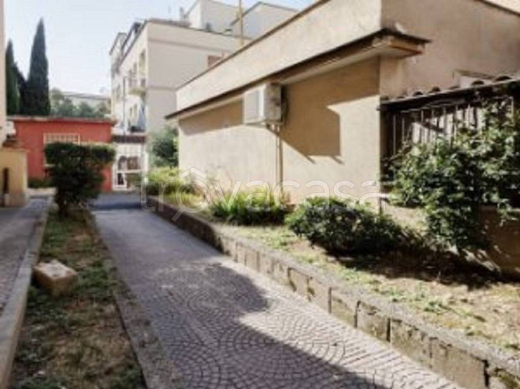 Appartamento in vendita a Roma via Enrico Carano, 9