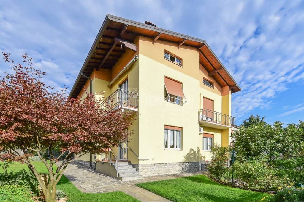 Villa Bifamiliare in vendita a Capiago Intimiano via Regina Margherita 35