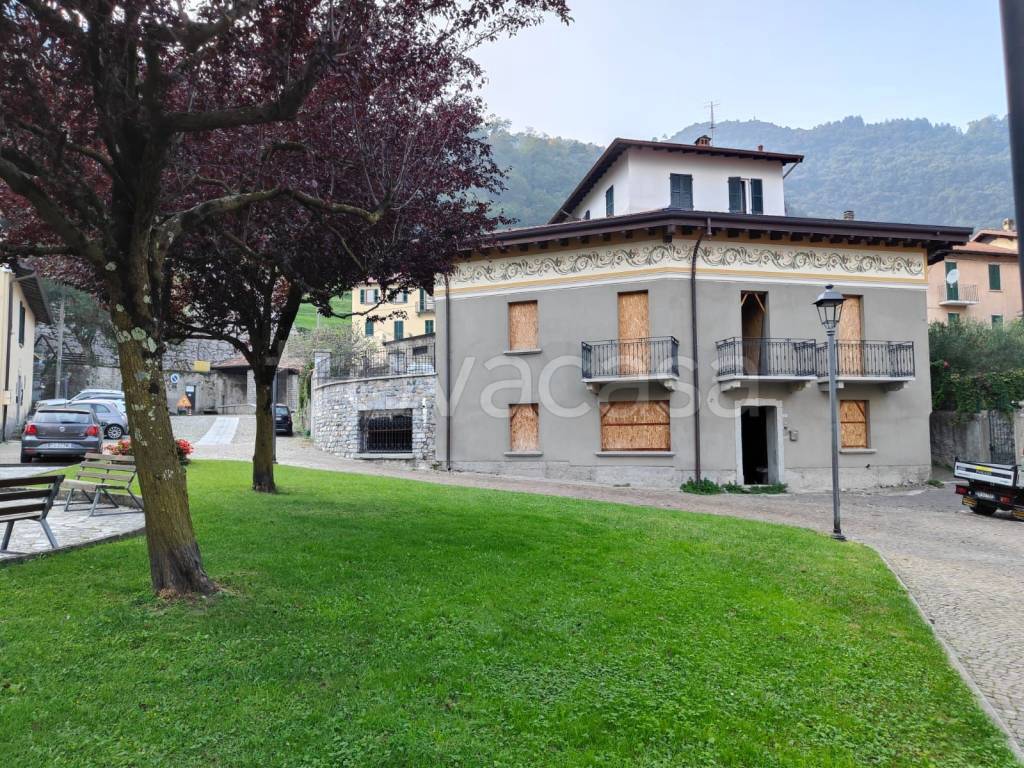 Casa Indipendente in vendita a Oliveto Lario piazza Nestore Capitano Ferretti