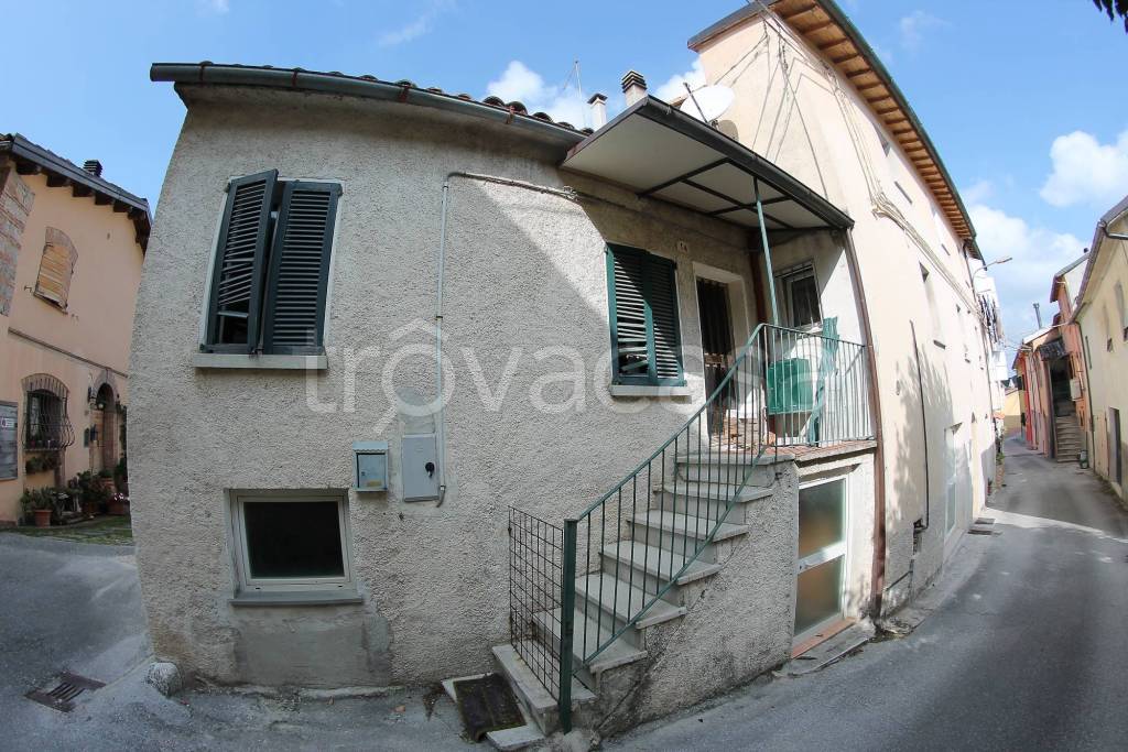 Casa Indipendente in vendita a Fabriano località Varano, 9A
