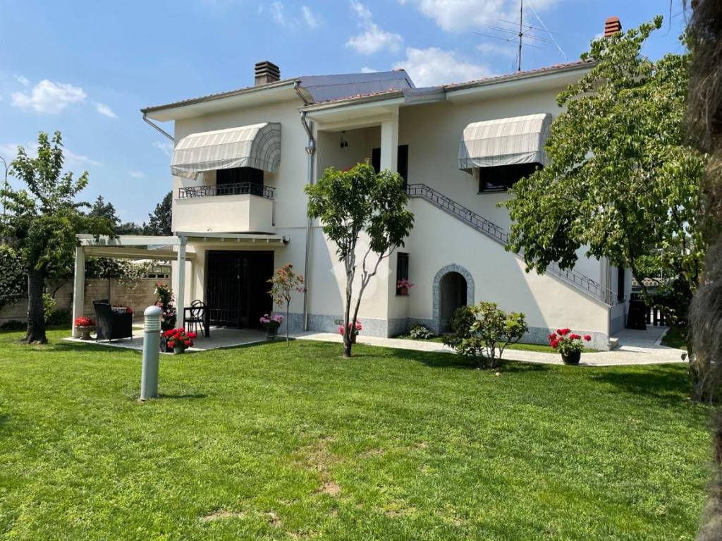 Villa in vendita a Cardano al Campo via selva, 8