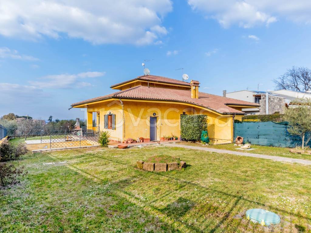 Villa Bifamiliare in vendita a Frascati via di Colle Pizzuto, 90