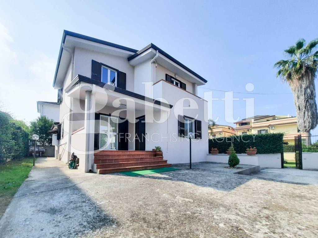 Villa in vendita a Giugliano in Campania via Lago Patria, 164