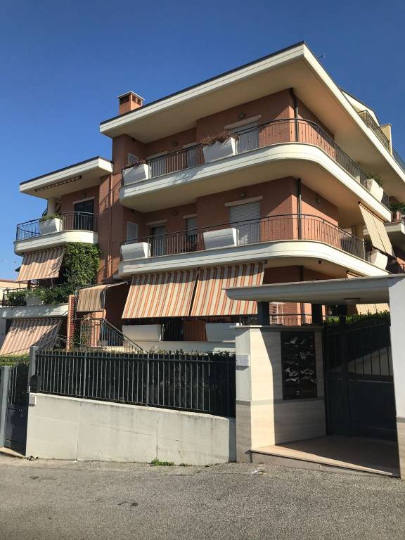Appartamento in vendita a Roma via Rometta