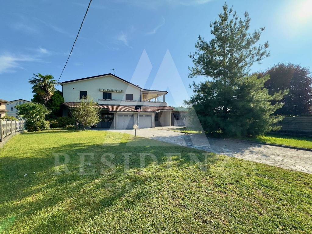 Villa in vendita a Vedano Olona via Adua, 26
