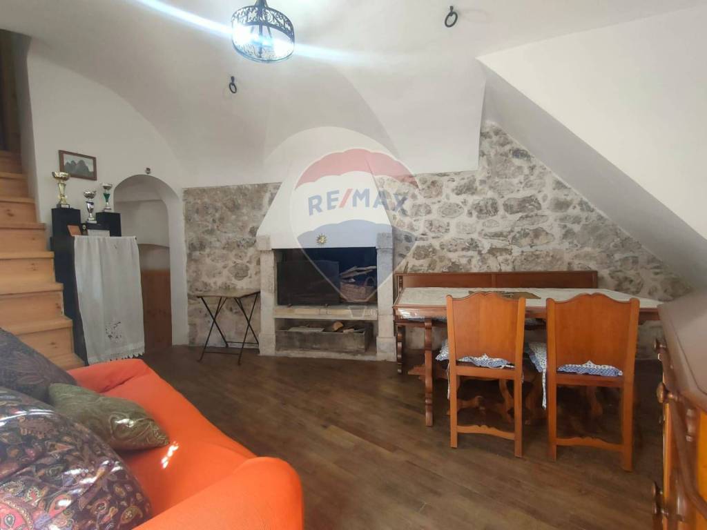 Appartamento in vendita a Villetta Barrea via Caracena, 45