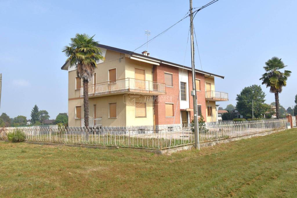 Villa Bifamiliare in vendita a Cuneo via Castelletto Stura, 119