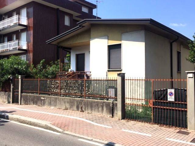 Villa in vendita a Caronno Pertusella via 25 Aprile, 121