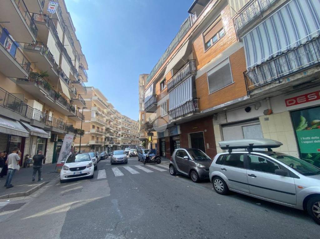 Negozio in vendita a Napoli via Garzilli, 31