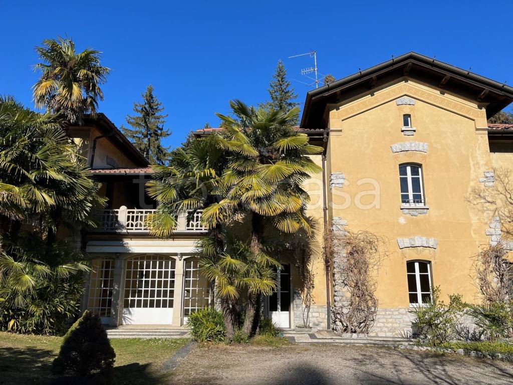 Villa in affitto a Varese via Benvenuto Cellini, 22