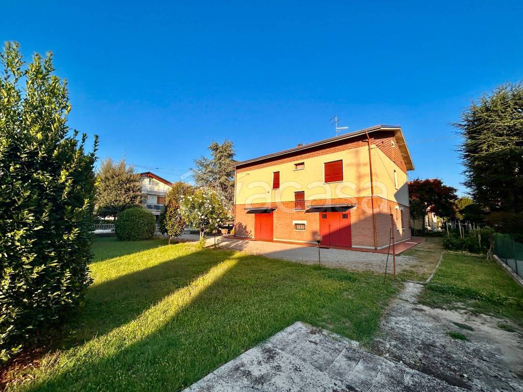 Villa Bifamiliare in vendita a Correggio via Germano Casarini