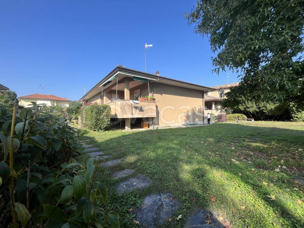 Villa Bifamiliare in vendita a Sesto Calende via Montello