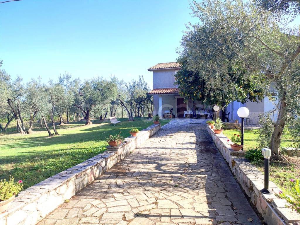 Villa in vendita a Monteleone Sabino via Pisciarello,3