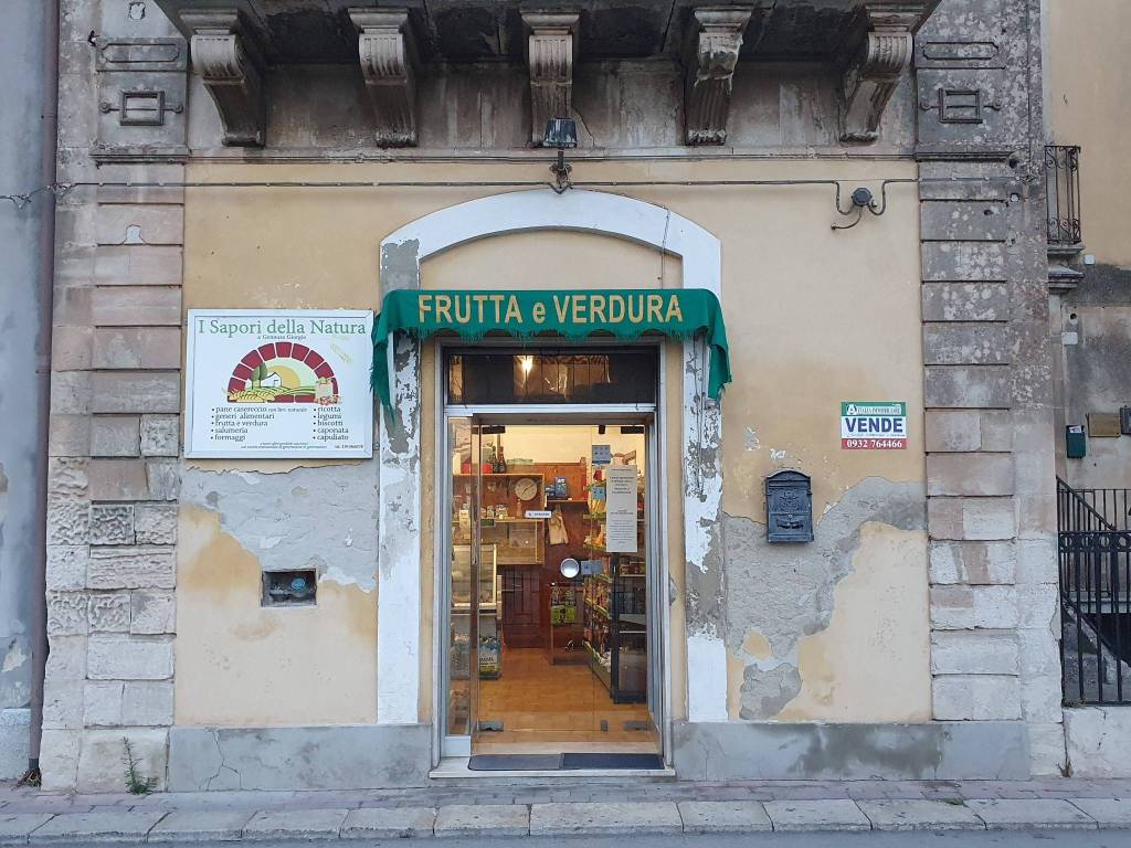 Negozio in vendita a Modica corso Vittorio Emanuele, 25
