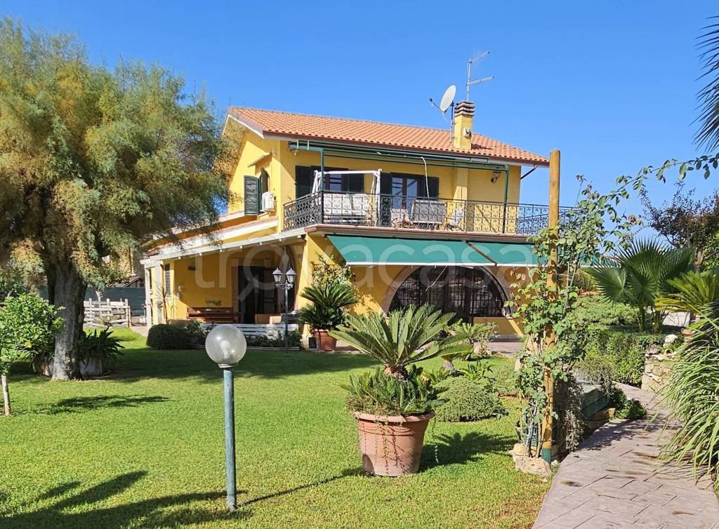 Villa in vendita ad Ardea via Dora Baltea, 5