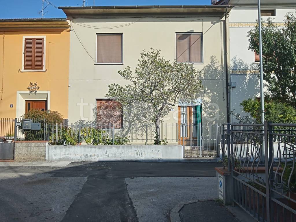 Casa Indipendente in vendita a Pistoia viale Adua