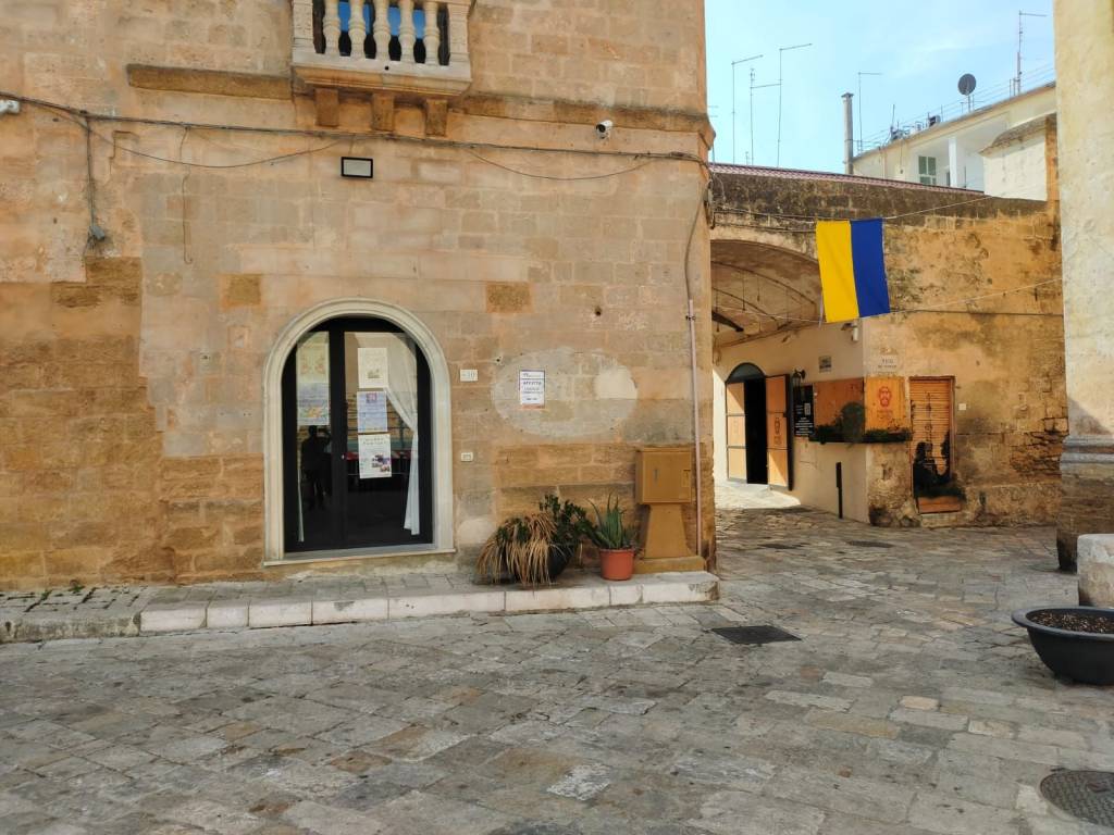 Negozio in affitto a Mesagne piazza Orsini del Balzo