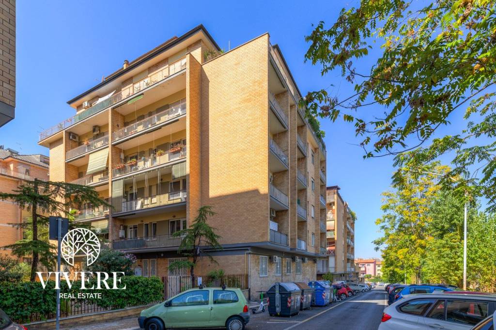 Appartamento in vendita a Roma via Alfredo Comandini