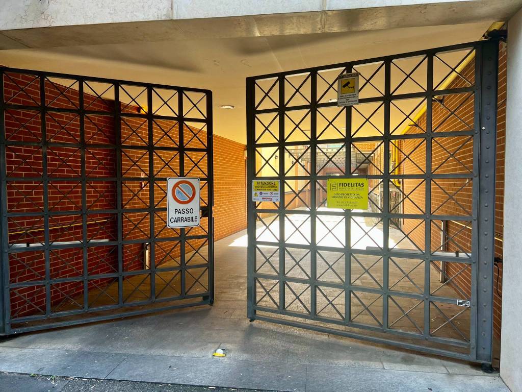 Garage in affitto a Milano via dei Fontanili, 24
